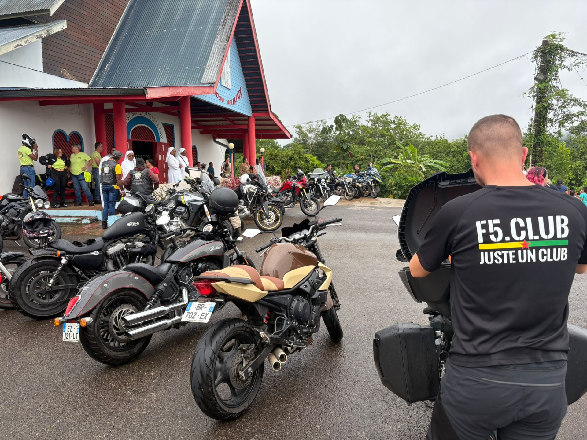 Motards du F5.CLUB rassemblés devant l'église de Cacao en Guyane