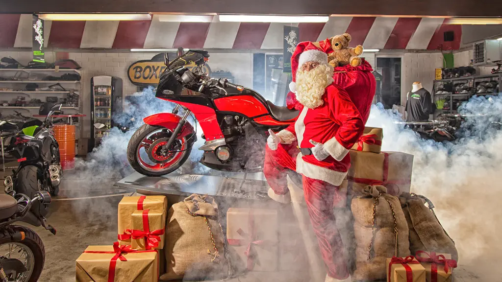 Kdoride — Père Noël motard distribuant des cadeaux dans les CHU de Guyane