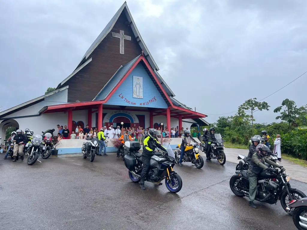 Messe des motards à l'église Notre-Dame de la Paix de Cacao en Guyane