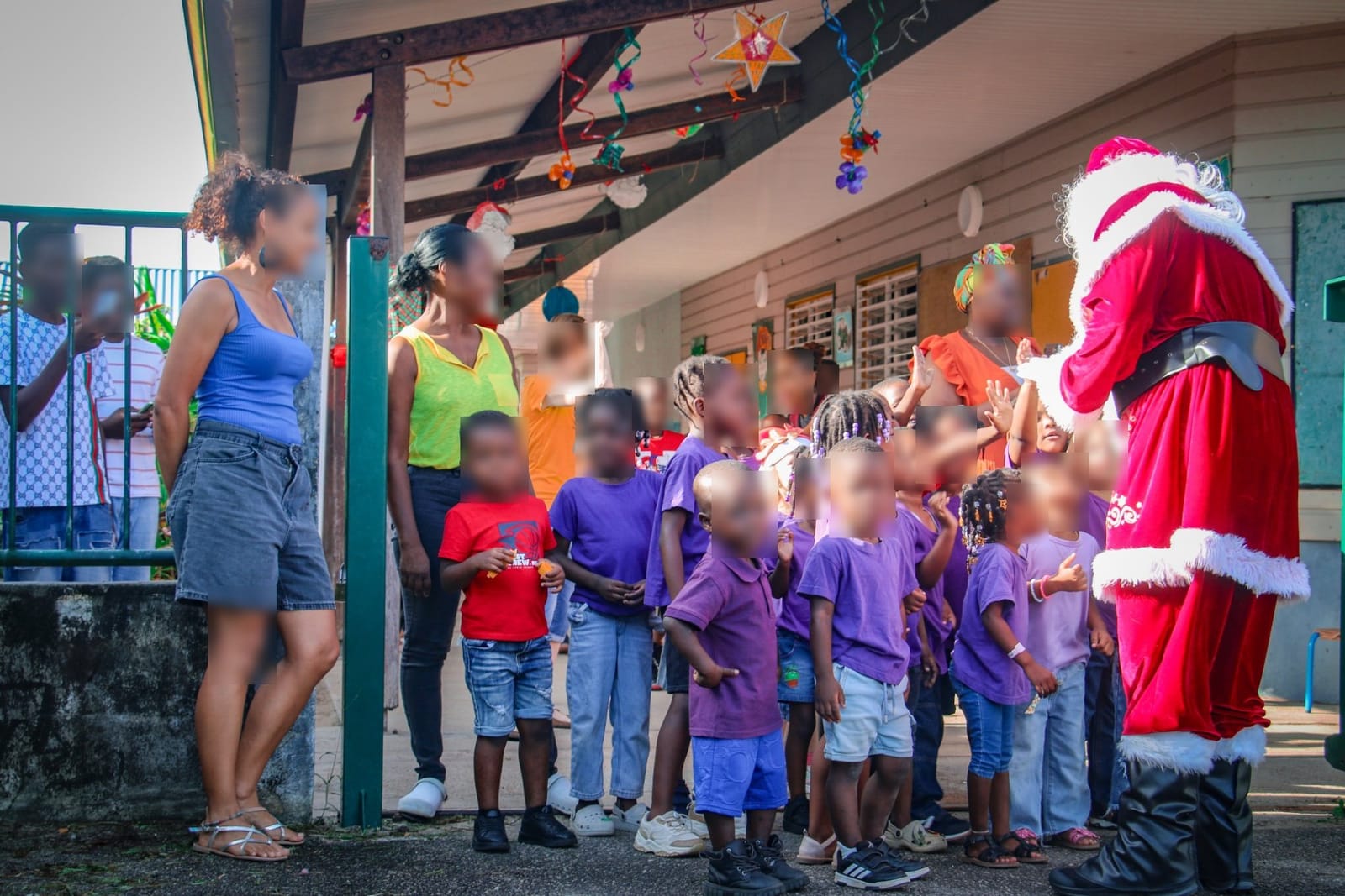 Classe d'enfants en violet face au Père Noël motard — KdoRide