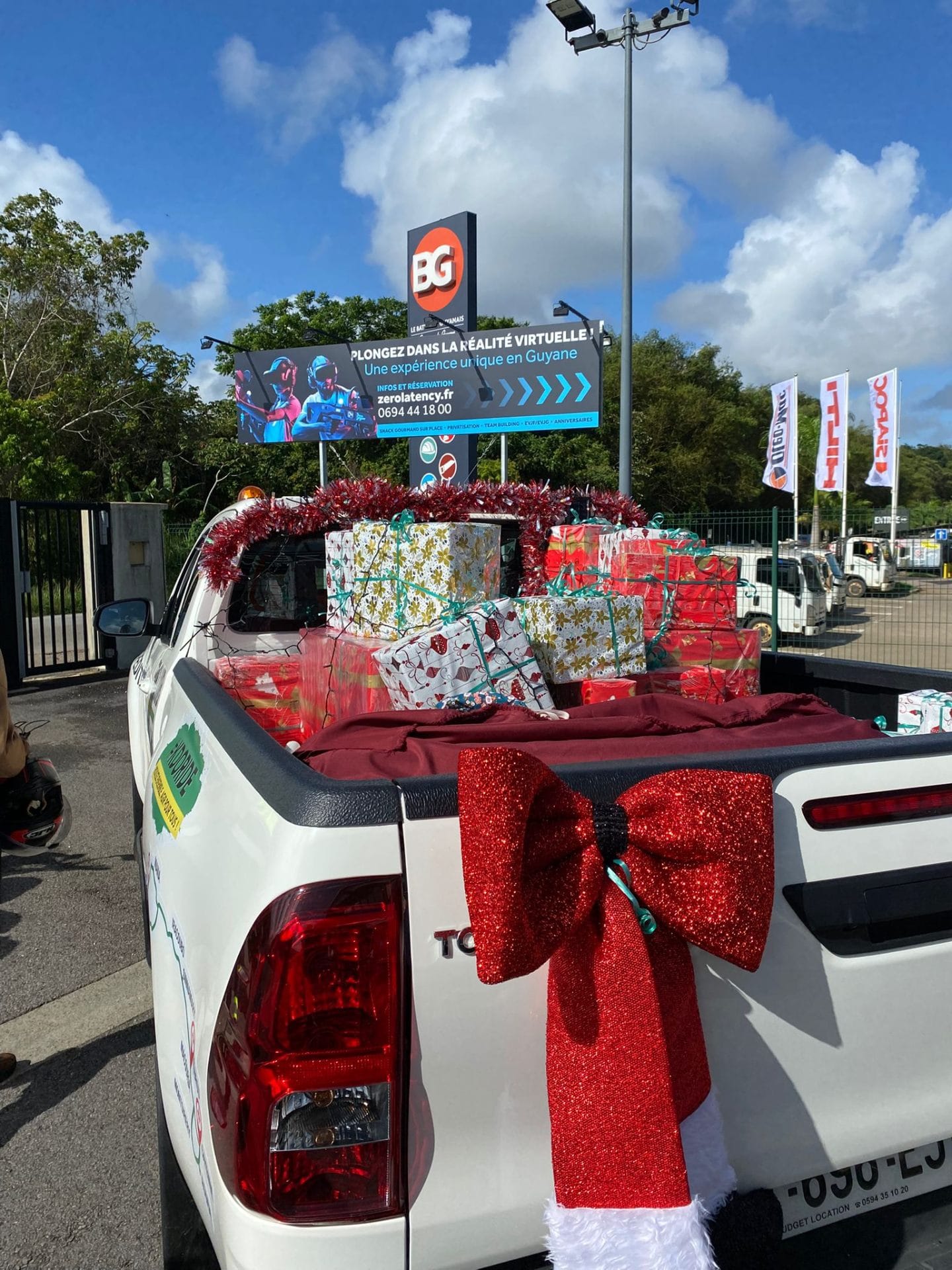 Pick-up rempli de cadeaux décoré pour le KdoRide 2025
