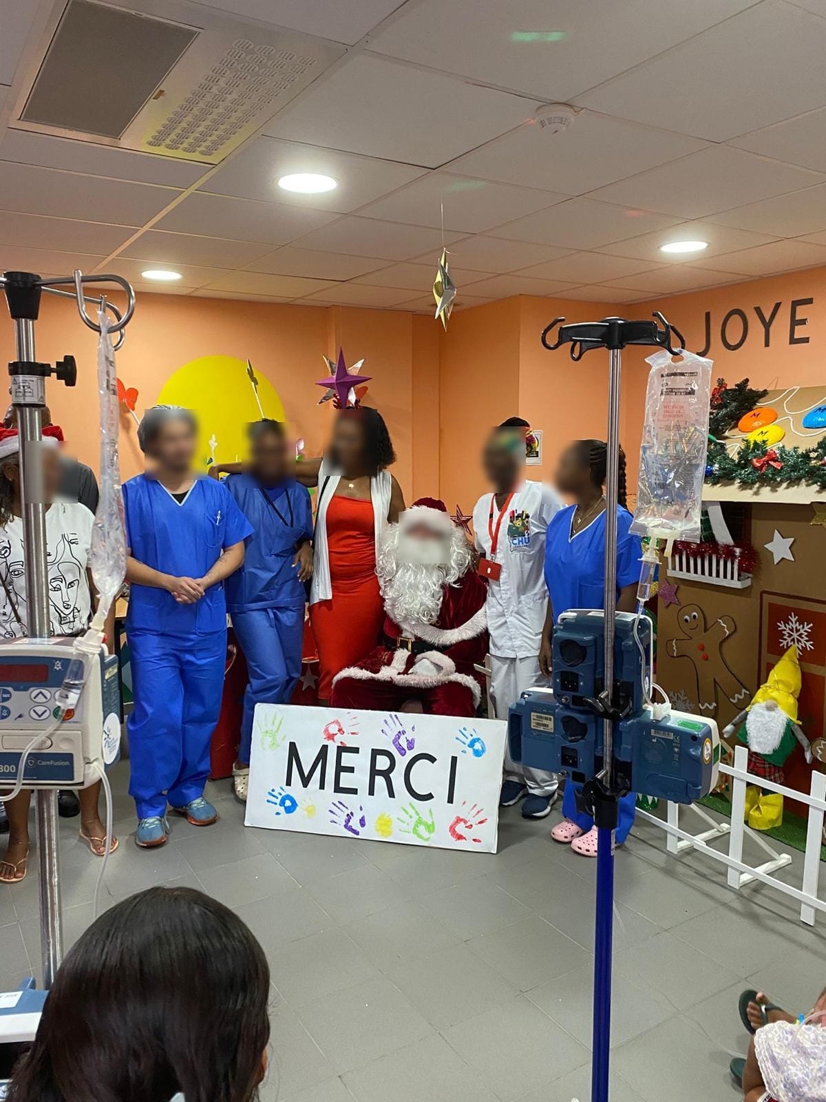 Équipe soignante et Père Noël motard avec une pancarte MERCI — KdoRide CHU